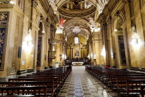 El interior de la Catedral Nuestra Señora de la Asunción que se encuentra en el núcleo histórico de dicha ciudad, que coincide prácticamente con el centro geográfico de la ciudad El interior de la Catedral Nuestra Señora de la Asunción que se encuentra en el núcleo histórico de dicha ciudad, que coincide prácticamente con el centro geográfico de la ciudad