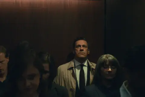 Jon Hamm interpreta a Andew Cooper en la nueva serie Tus amigos y vecinos. Jon Hamm interpreta a Andew Cooper en la nueva serie Tus amigos y vecinos.