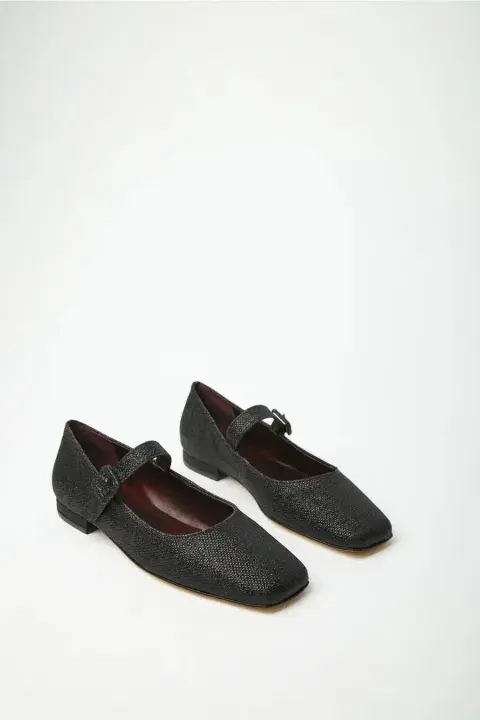No sólo hay botas con esta punta, podés encontrar ballerinas en tendencia (MISHKA $167.000)