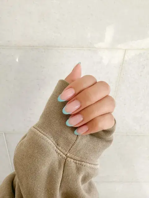 Las uñas francesita no fallan y en este color son súper originales. Las uñas francesita no fallan y en este color son súper originales.