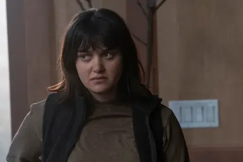 Ariela Barer interpreta a Mel, una médica de los exFirefly. Ariela Barer interpreta a Mel, una médica de los exFirefly.