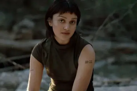 Ariela Barer en The Last of Us. Ariela Barer en The Last of Us.