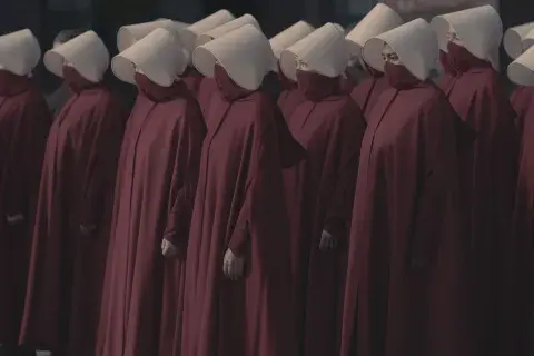 The Handmaid's Tale emitió su primer episodio en abril de 2017. The Handmaid's Tale emitió su primer episodio en abril de 2017.