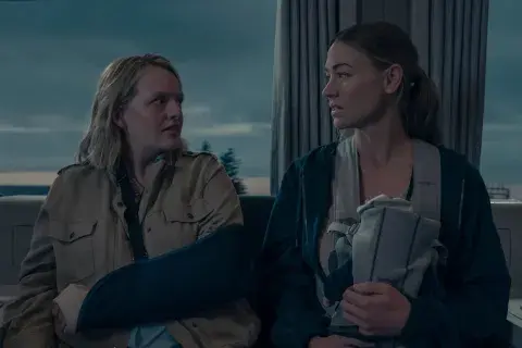 June Osborne y Serena Joy Waterford en el tren hacia Alaska. June Osborne y Serena Joy Waterford en el tren hacia Alaska.