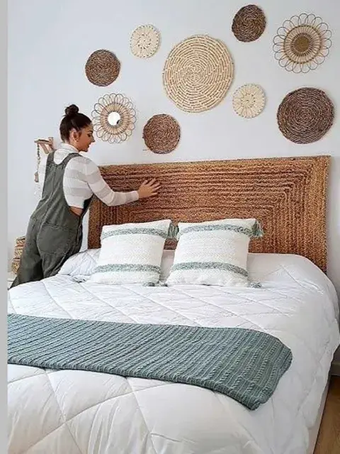 Un cabecero tejido en rafia puede ser un buen ejemplo para decorar tu cama