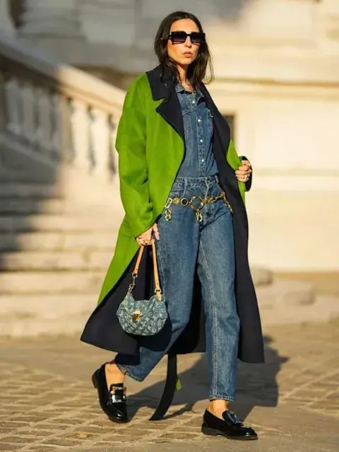 Podés apostar al look total denim y sumar color con algún abrigo Podés apostar al look total denim y sumar color con algún abrigo