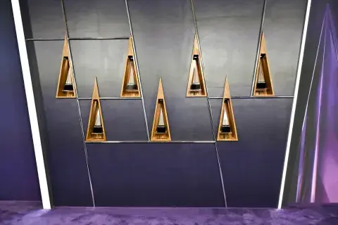 La habitualmente llamada alfombra roja, es violeta en los AMAs 2025, premios American Music Awards en Fontainebleau Las Vegas, el 26 de mayo de 2025. La habitualmente llamada alfombra roja, es violeta en los AMAs 2025, premios American Music Awards en Fontainebleau Las Vegas, el 26 de mayo de 2025.
