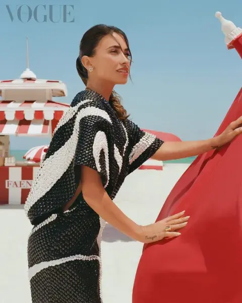 Antonela Roccuzzo en Vogue con un vestido de Pucci y joyas de Tiffany, fotografiada por Lucas Ricci.