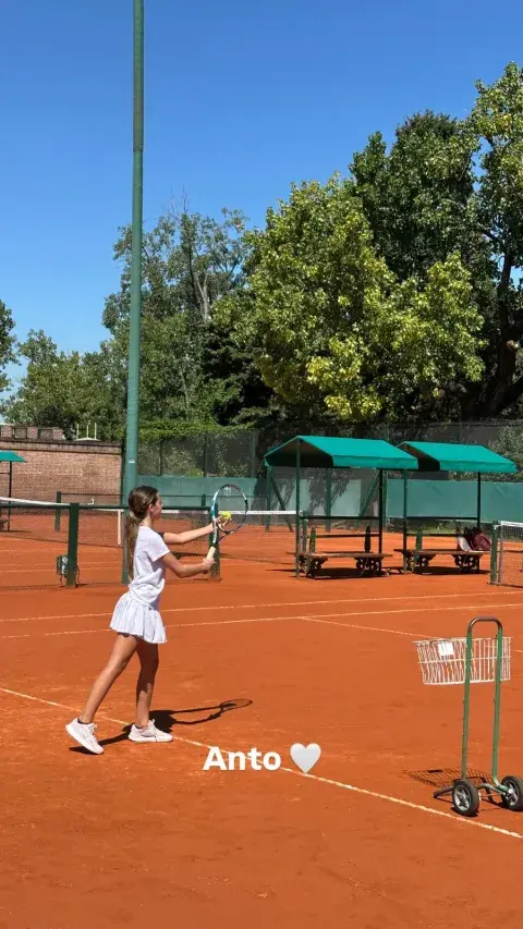 El impecable look de Antonia Macri para jugar al tenis y la emoción de Juliana Awada al verla El impecable look de Antonia Macri para jugar al tenis y la emoción de Juliana Awada al verla