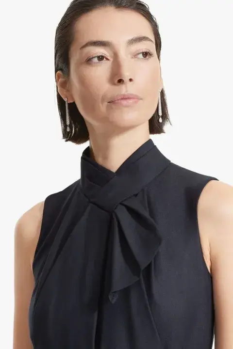 Un anudado tipo corbatin para un look minimal. Un anudado tipo corbatin para un look minimal.