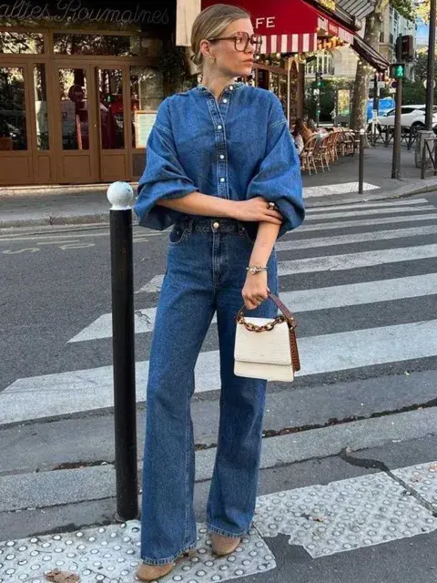 Por último, también podés optar por distintos formatos en denim y jugar con las capas Por último, también podés optar por distintos formatos en denim y jugar con las capas