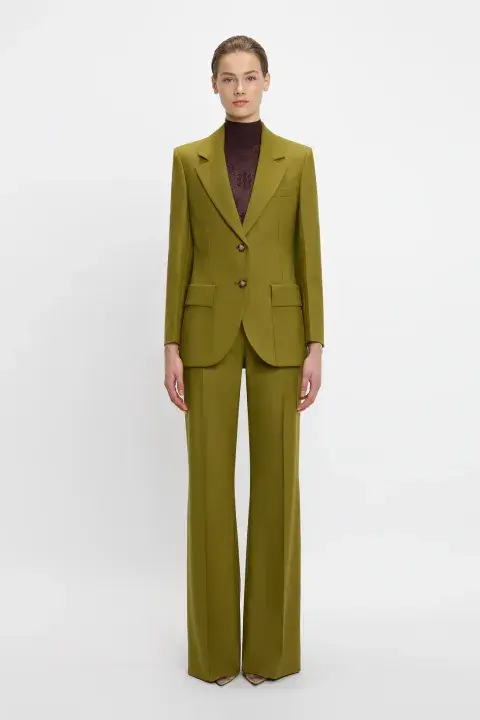El conjunto verde oliva que usó Kate Middleton, diseñado por Victoria Beckham. El conjunto verde oliva que usó Kate Middleton, diseñado por Victoria Beckham.