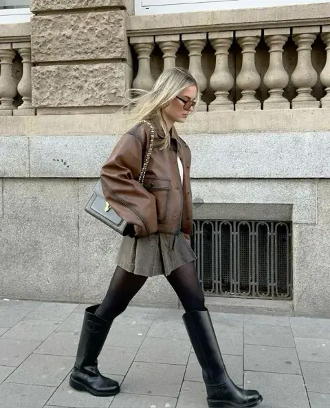En cuanto a colores, el negro sigue siendo infalible, pero también hay una fuerte presencia del marrón chocolate, el suela y hasta el blanco invierno. 