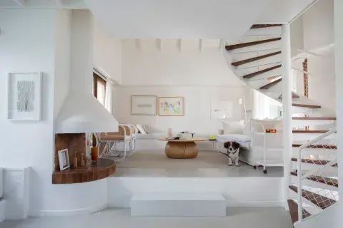 Desnivel y sillón de obra, dos rasgos típicos de los años setenta que acá toman un lenguaje completamente actual. Desnivel y sillón de obra, dos rasgos típicos de los años setenta que acá toman un lenguaje completamente actual.