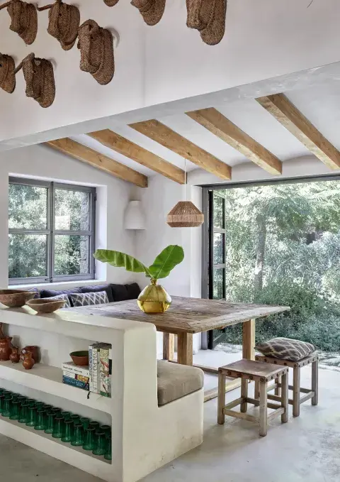 Los bancos del comedor diario se hicieron en cemento. Se acompañaron con una mesa rústica y banquetas en madera y cuero. Los bancos del comedor diario se hicieron en cemento. Se acompañaron con una mesa rústica y banquetas en madera y cuero.
