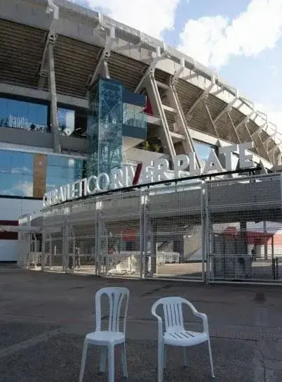 Las sillas aparecieron frente a la entrada del Estadio de Rivel Plate Las sillas aparecieron frente a la entrada del Estadio de Rivel Plate