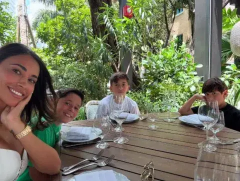 Antonela Roccuzzo festejo el Día del Madre con sus tres hijos Antonela Roccuzzo festejo el Día del Madre con sus tres hijos