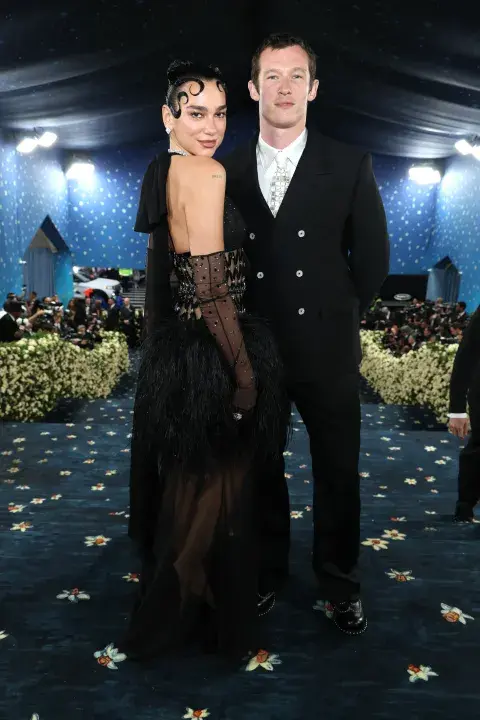 Dua Lipa y Callum Turner en la Met Gala 2025. Dua Lipa y Callum Turner en la Met Gala 2025.