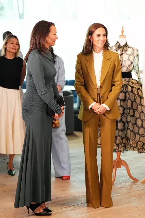 El look sastrero con el que deslumbró Kate Middleton. El look sastrero con el que deslumbró Kate Middleton.