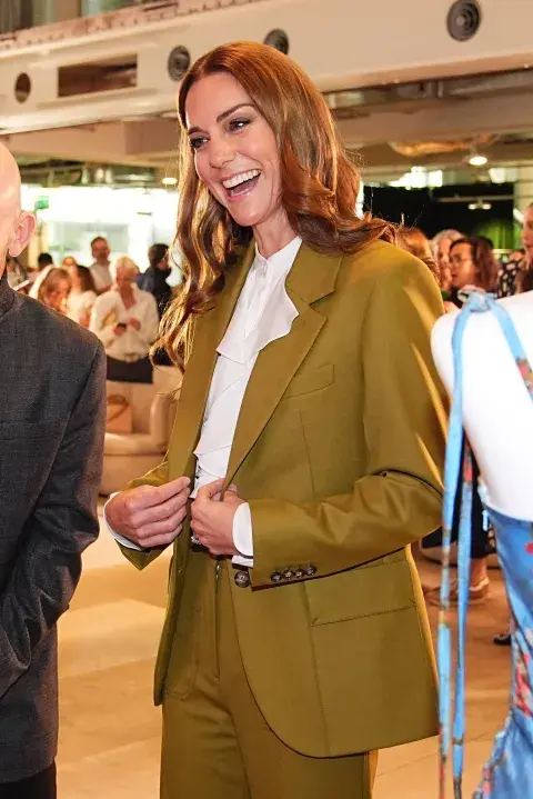 El look sastrero con el que deslumbró Kate Middleton. El look sastrero con el que deslumbró Kate Middleton.