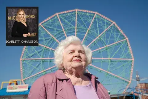Una mujer de 90 frente a una rueda. Una mujer de 90 frente a una rueda.