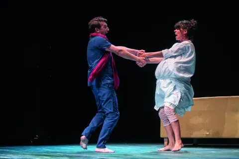 Una pareja tomada de las manos. Una pareja tomada de las manos.