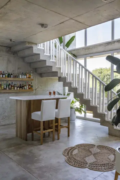 En el bajo escalera instalaron una barra que se conecta con la cocina