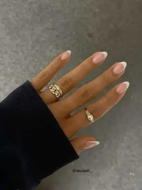 Glow french en uñas almendradas, un hit del 2025