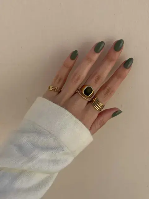 El verde oliva es otra opción en uñas cortas que la rompe en este 2025 El verde oliva es otra opción en uñas cortas que la rompe en este 2025