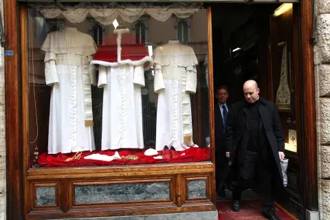 El atelier Gammarelli, la sastrería oficial del papa
