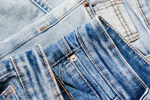 El orígen del jean se remonta a la unión entre Levi Strauss y Jacob Davis, quienes patentaron la idea de reforzar los pantalones con remaches de cobre en 1873. El orígen del jean se remonta a la unión entre Levi Strauss y Jacob Davis, quienes patentaron la idea de reforzar los pantalones con remaches de cobre en 1873.