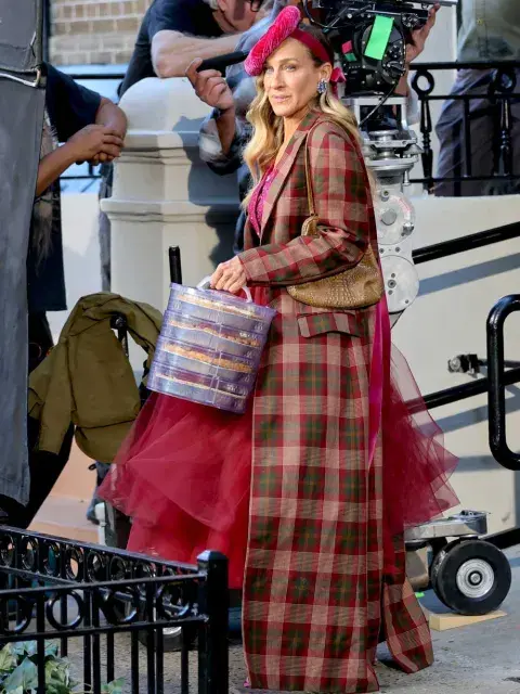 Otro cambio con vestido en color bordó y tapado tartán Otro cambio con vestido en color bordó y tapado tartán