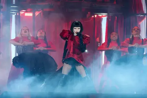 Lady Gaga de rojo y negro sobre el escenario Lady Gaga de rojo y negro sobre el escenario