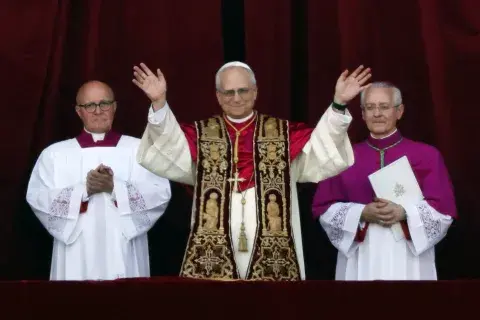 El papa Leon XIV con su estola papal El papa Leon XIV con su estola papal