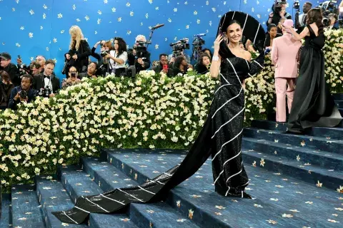 Demi Moore llevó un diseño de estilo arquitectónico que emulaba ser una corbata masculina Demi Moore llevó un diseño de estilo arquitectónico que emulaba ser una corbata masculina