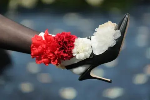 Aimee Lou Wood adornó sus slingbacks con flores rojas y blancas para la MET Gala 2025 Aimee Lou Wood adornó sus slingbacks con flores rojas y blancas para la MET Gala 2025