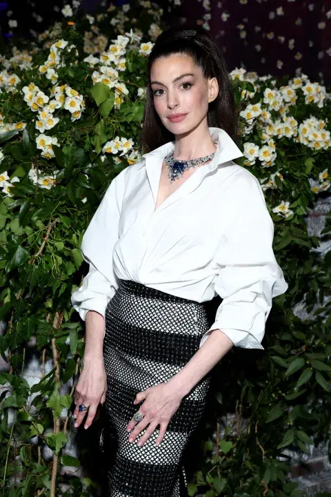 Anne Hathaway en la alfrombra de la Met gala 2025 Anne Hathaway en la alfrombra de la Met gala 2025