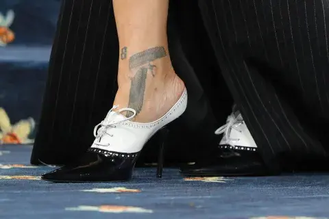 Rihanna con unos mocasines bicolor con taco de Marc Jacobs Rihanna con unos mocasines bicolor con taco de Marc Jacobs