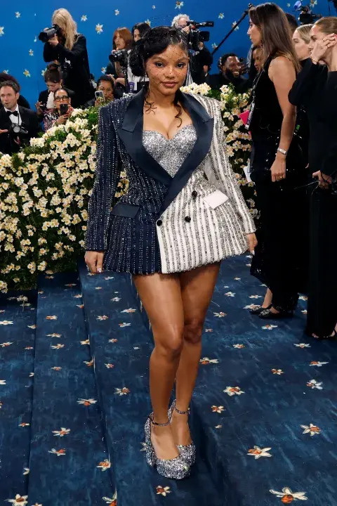 Halle Bailey en un suit mini dress de Coach en la MET Gala. Halle Bailey en un suit mini dress de Coach en la MET Gala.