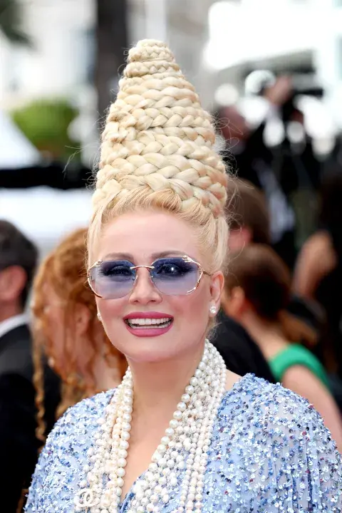 El exótico peinado de Elena Lenina en Cannes El exótico peinado de Elena Lenina en Cannes