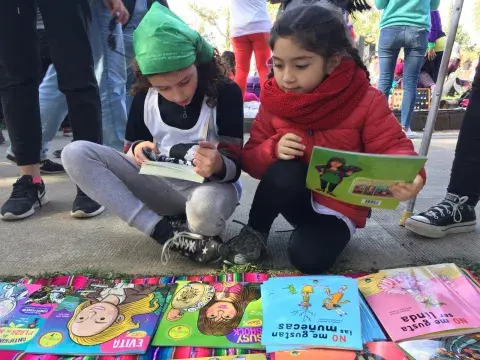 Chiri8mbote, una editorial que educa infancias con una mirada de igualdad. Chiri8mbote, una editorial que educa infancias con una mirada de igualdad.