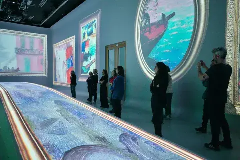 Como parte de la programación de Arte y Tecnología, en la Sala Inmersiva se lleva adelante Benito, una instalación audiovisual en loop que acerca el universo de Benito Quinquela Martín