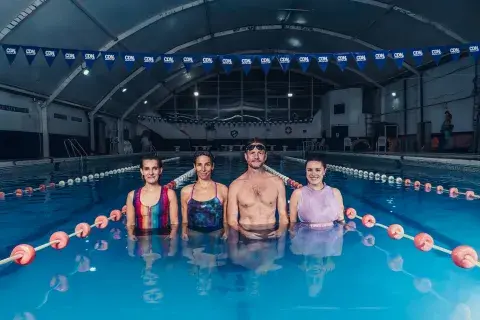 eL ELENCO DE SUBACUÁTICA EN UNA PILETA DE NATACIÓN