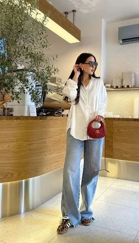 Camisa blanca: el básico del armario que es perfecto para los looks de media estación Camisa blanca: el básico del armario que es perfecto para los looks de media estación