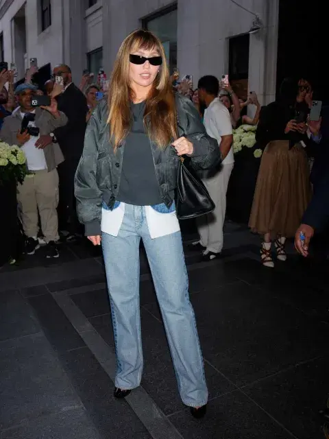 Miley Cyrus luciendo un jean al revés, una propuesta de moda de este año Miley Cyrus luciendo un jean al revés, una propuesta de moda de este año