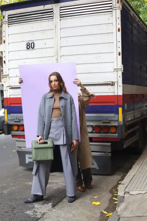 TAPADO DE LANA  (AWADA $690.000),  SET DE PANTALÓN Y  FALDA SASTRERA (AGUS  CHUEIZER, $165.000 Y  $125.000), POLERA DE  CACHEMIRA (GUSMÁN,  $150.000), CARTERA (DE  LA GUARDIA, $280.000), BOTAS CON TACHAS  Y GUANTES (TOVAL,  $480.000, $190.000), MEDIAS GRISES CON  BRILLOS (FOQUITO,  $34.000). 