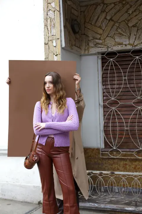 PANTALON DE ECOCUERO Y  CÁRDIGAN LILA (AKIABARA  $99.000), CÁRDIGAN CORTO  TEJIDO ($97.000), CÁRDIGAN  LILA Y CORSET ROSA TEJIDO  (LAS PEPAS, $149.900 Y  $99.000), CARTERA CILÍNDRICA  DE CUERO CALADO VINTAGE (JALEO, $80.000), BOTAS LILA  (FRICA, $220.000)