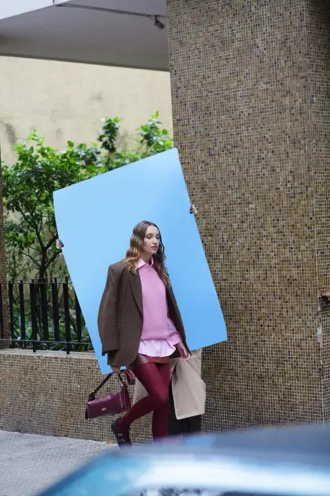 CHALECO MOHAIR  (GUSMÁN, $190.000), FALDA SÍMIL CUERO  (AKIABARA, $135.000),  CAMISA (LAS PEPAS,  $119.000), BLAZER  VINTAGE (JALEO,  $90.000), ZAPATOS  MARY JANE (TOVAL,  $390.000), MEDIAS ULTRAOPACAS  (MORA, $10.510), CARTERA (FRICA,  $160.000), PULSERA (MECHI  GARAY, $39.900