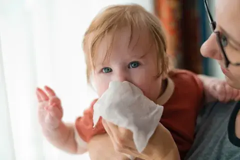 Mocos y tos en bebés: por qué no siempre son enemigos y cómo aliviarlos en casa
