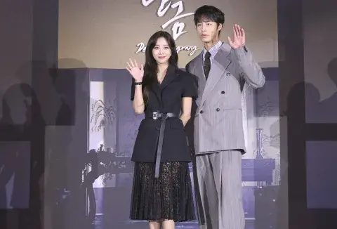 Lee Jae-wook y Jo Bo-ah durante la presentación de Querido Hongrang.